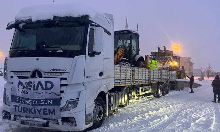 MÜSİAD’dan afet bölgesine iş makinesi ve temel ihtiyaç maddesi yardımı