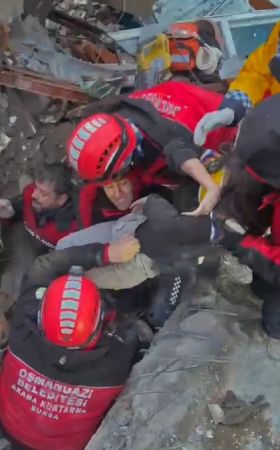 Dilara 30 saat sonra enkazdan kurtarıldı