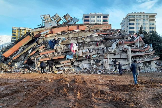 Yenisöz yazarı Ahmet Doğan İlbey enkaz altında kurtarılmayı bekliyor