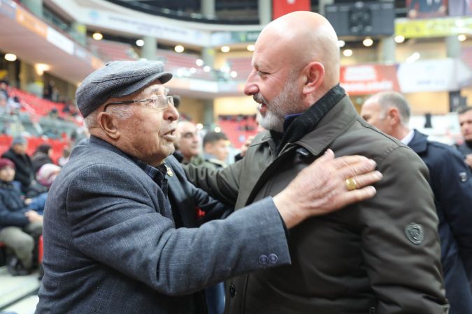 Geceyi tesislerde geçiren vatandaşların ziyaretine Başkan Çolakbayrakdar gitti