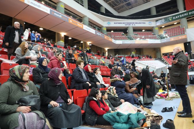 Geceyi tesislerde geçiren vatandaşların ziyaretine Başkan Çolakbayrakdar gitti Geceyi tesislerde geçiren vatandaşların ziyaretine Başkan Çolakbayrakdar gitti