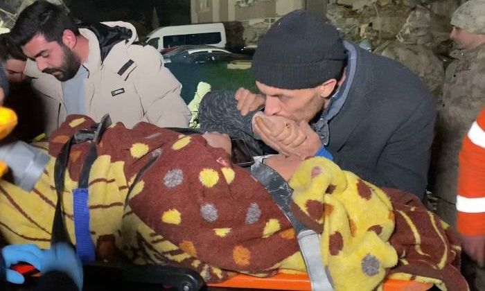 42 saat sonra enkazdan kurtarılan Fatma teyze: Hepinizi çok seviyorum