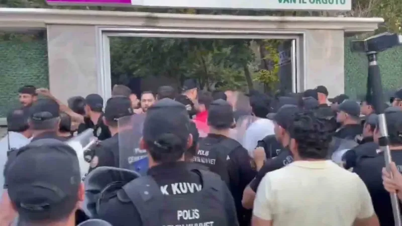 DEM Partililerin izinsiz gösterisine polis müdahalesi