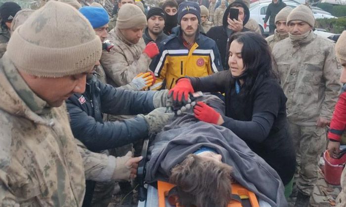 51 saat sonra 5 yaşındaki kız çocuğu sağ kurtarıldı