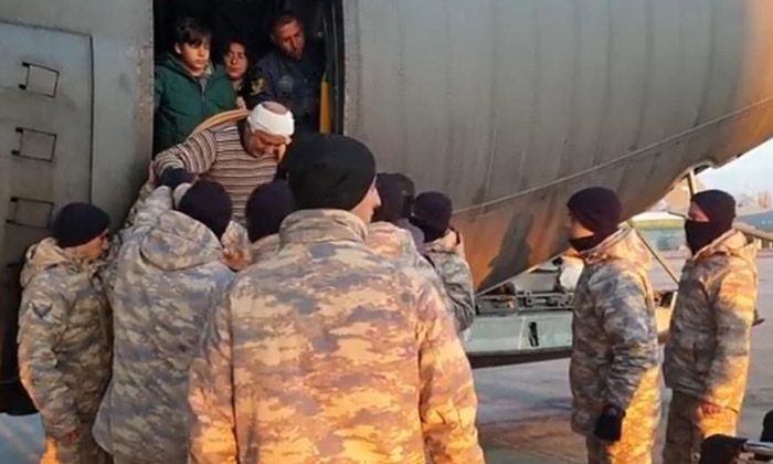 Yaralı depremzedelerin tahliyesi aralıksız devam ediyor