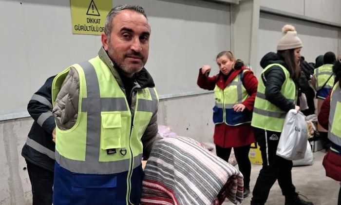 Tek koluyla depremzedelere yardım ediyor