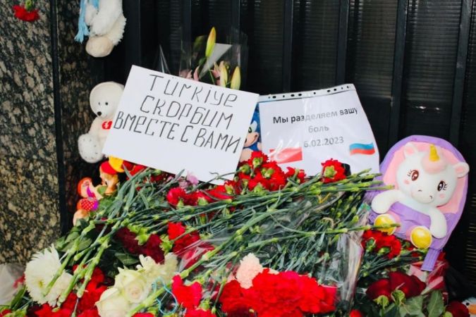 Ruslar’dan manevi destek : Türk Büyükelçiliği önüne karanfiller bırakıldı