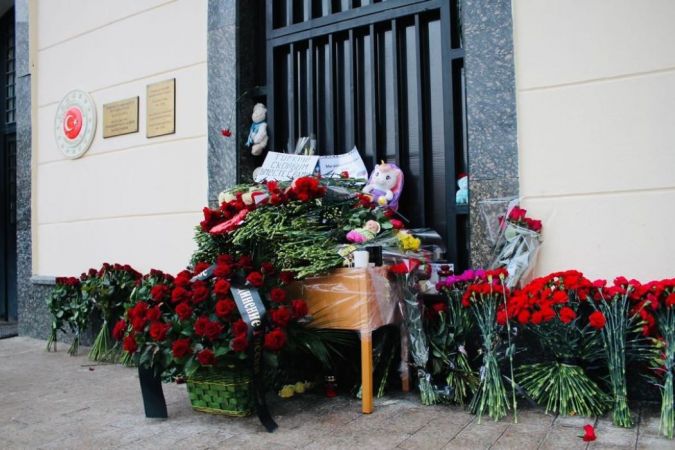 Ruslar’dan manevi destek : Türk Büyükelçiliği önüne karanfiller bırakıldı