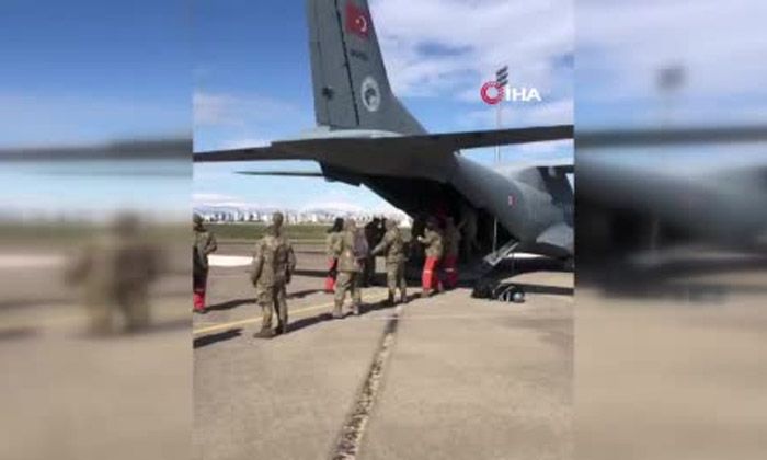 Mehmetçik elden ele yardım malzemelerinin deprem bölgesine intikaline devam ediyor