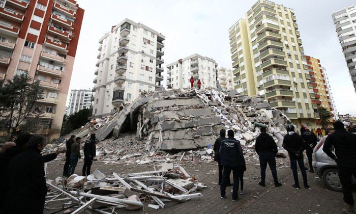 İHH 1390 kişilik arama kurtarma ekibiyle deprem bölgesinde