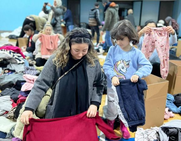 Çocuklar, depremzedeler için yardıma koştu