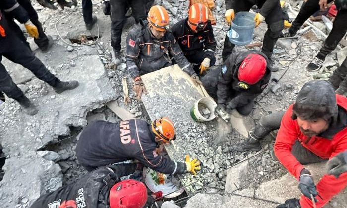 Depremin 62. saatinde enkazdan sağ olarak çıkartıldı