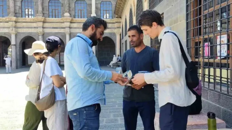 Tarihi Ulu Camiinden etkilenen Alman turist Müslüman oldu Tarihi Ulu Camiinden etkilenen Alman turist Müslüman oldu