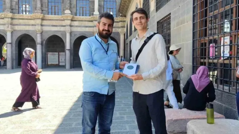 Tarihi Ulu Camiinden etkilenen Alman turist Müslüman oldu Tarihi Ulu Camiinden etkilenen Alman turist Müslüman oldu