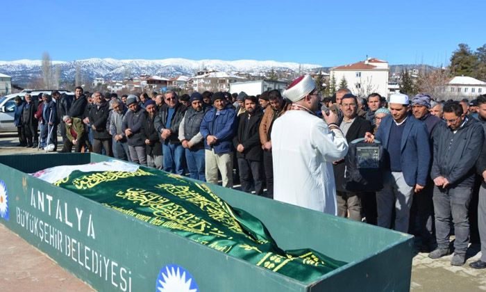 Depremde hayatını kaybeden öğretmen Ümmühan Kuzu defnedildi
