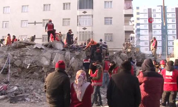 Diyarbakır’da 101 saat sonra anne ve oğlu kurtarıldı