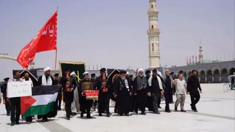 İran’da cami kubbesine “intikam bayrağı” çekildi