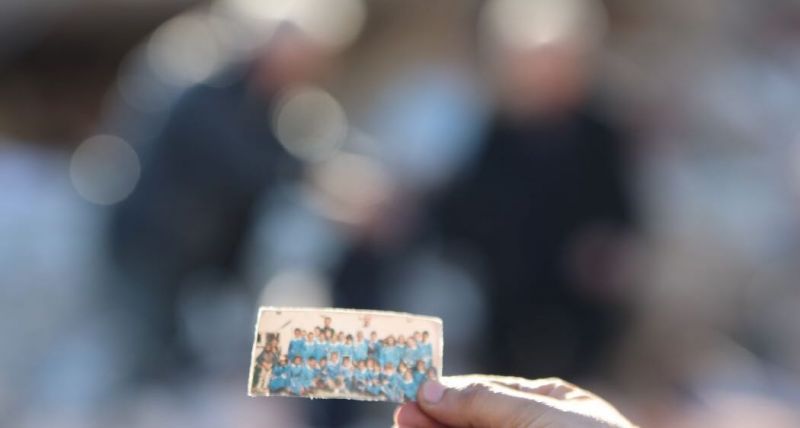 Aileler hayatını kaybedenlerin fotoğraflarını beton yığınlarının arasında buluyor