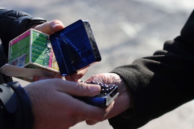 Aileler hayatını kaybedenlerin fotoğraflarını beton yığınlarının arasında buluyor