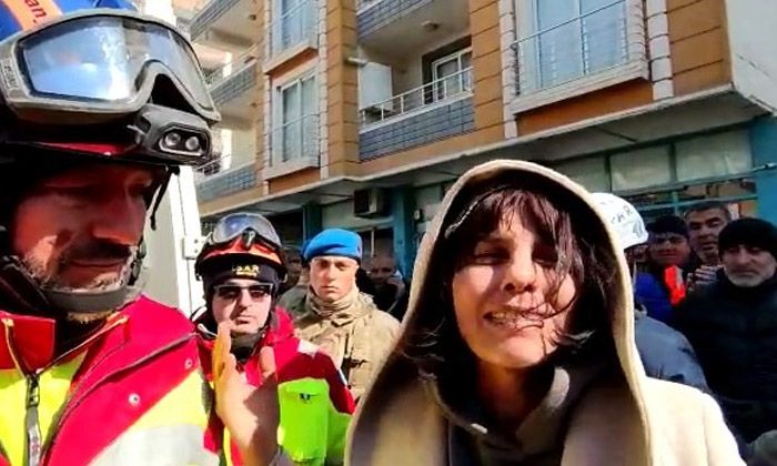 103 saat sonra yakınını kurtaran elleri ağlayarak öptü: Siz bir meleksiniz