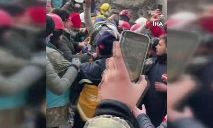 Enkazdan 110 saat sonra uzman çavuş sağ olarak çıkarıldı