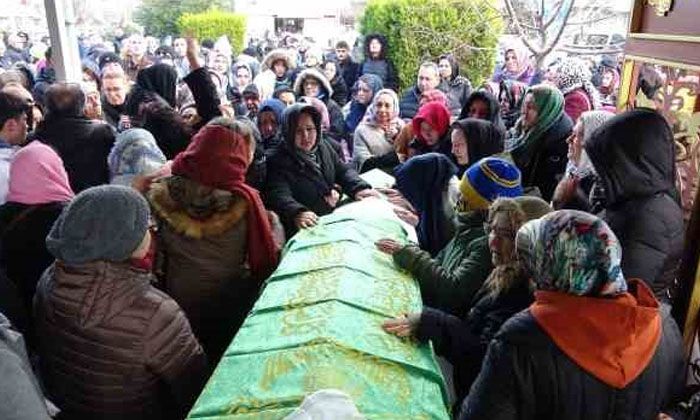 Depremde hayatını kaybeden anne ve 10 aylık bebeği toprağa verildi