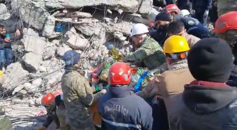 129 saatin ardından bir çocuk daha kurtarıldı