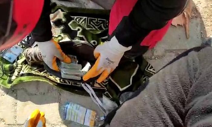 Enkazda bulduğu 30 bin 500 doları teslim etti