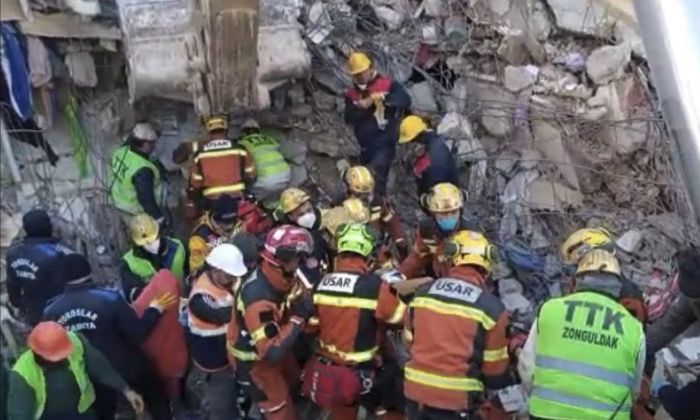 Hatay’da bir kişi 177 saat sonra canlı çıkarıldı Hatay’da bir kişi 177 saat sonra canlı çıkarıldı