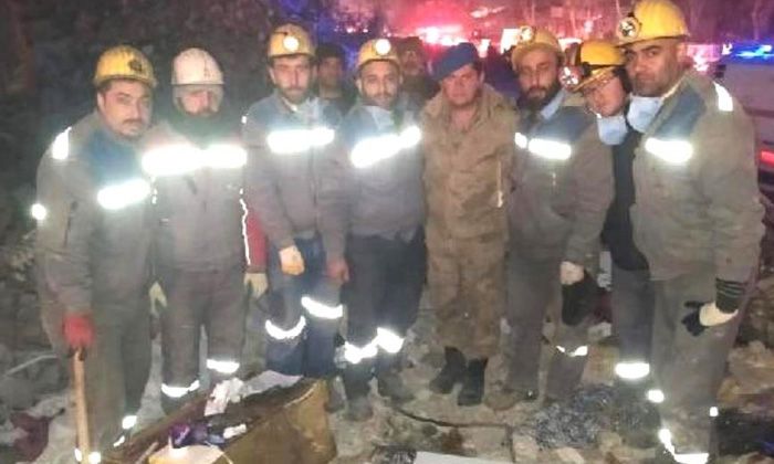 Enkazda buldukları para ve değerli eşyaları güvenlik güçlerine teslim ettiler