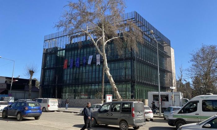 Binlerce yapının yok olduğu Adıyaman’da bu binanın tek camı bile kırılmadı