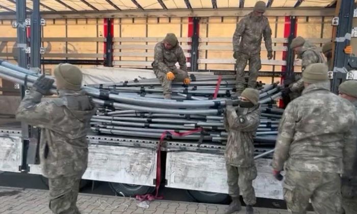 Mehmetçik deprem bölgesinin birçok noktasında çadır kuruyor