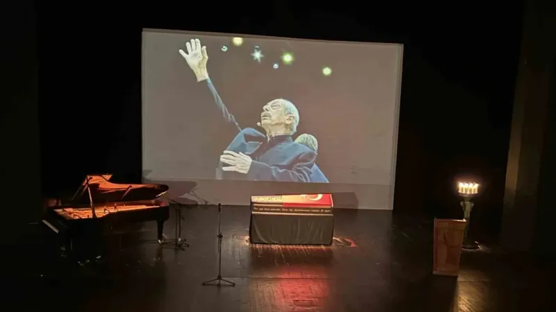 Usta sanatçı Genco Erkal için Harbiye Muhsin Ertuğrul Sahnesi’nde tören düzenlendi Usta sanatçı Genco Erkal için Harbiye Muhsin Ertuğrul Sahnesi’nde tören düzenlendi