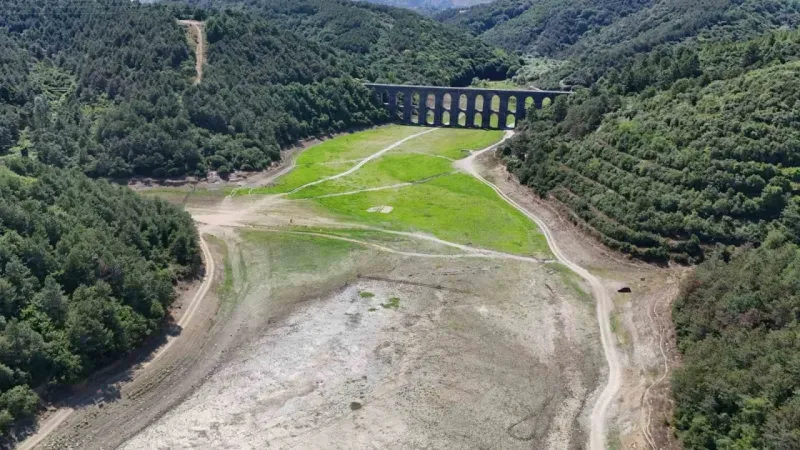 İstanbul’da Kuruyan barajlar piknik alanı oldu İstanbul’da Kuruyan barajlar piknik alanı oldu