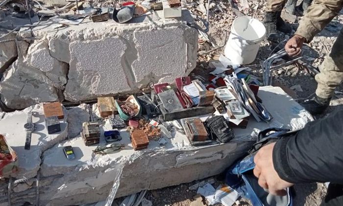 Madenciler enkaz altında 15 milyon değerinde ziynet eşyası buldu