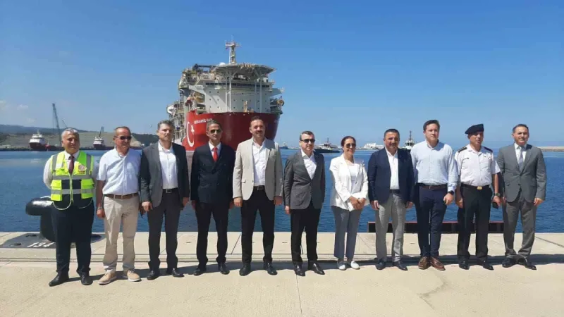 Zonguldak protokolü Abdülhamid Han Sondaj Gemisi’ni karşıladı Zonguldak protokolü Abdülhamid Han Sondaj Gemisi’ni karşıladı