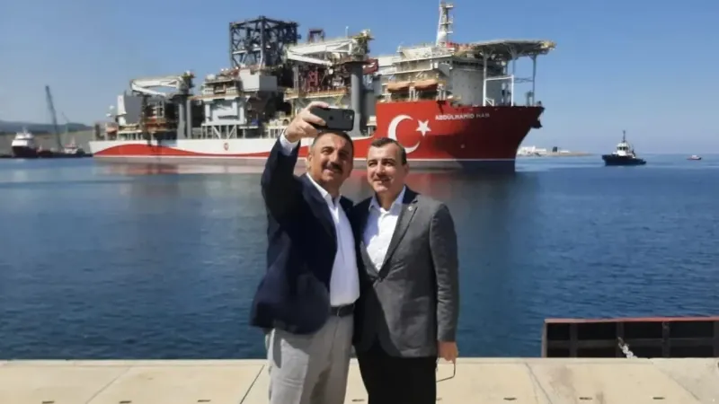 Zonguldak protokolü Abdülhamid Han Sondaj Gemisi’ni karşıladı Zonguldak protokolü Abdülhamid Han Sondaj Gemisi’ni karşıladı