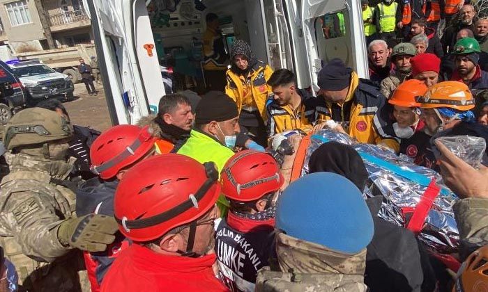 227’nci saatte Cemile Teyze sağ kurtarıldı