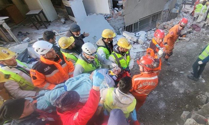 Depremden 228 saat sonra iki kişi sağ kurtarıldı