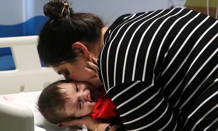 Kedi sayesinde kurtulan Birce bebek annesine kavuştu