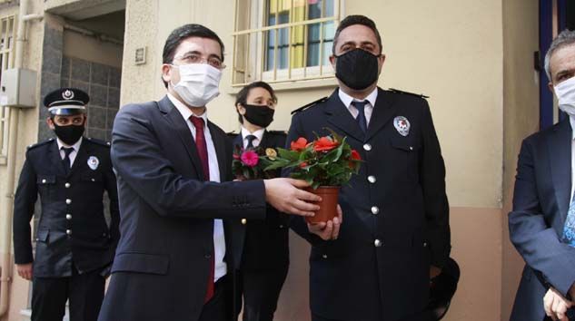 Askerden polise alkışlı kutlama