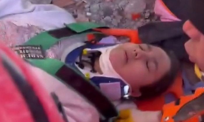 Depremden 248 saat sonra 17 yaşındaki Aleyna sağ olarak kurtarıldı