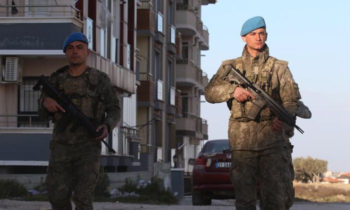 Terk edilen Hatay sokaklarda komandolar devriye atıyor