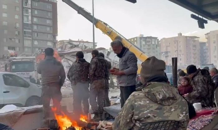 Hatay’da 120 kişinin yaşadığı apartman önünde umutlu bekleyiş