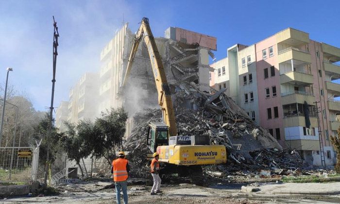 Şanlıurfa’da ağır hasarlı binalar tek tek yıkılıyor