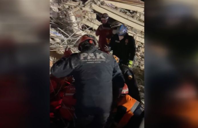 Depremin 260’ncı saatinde 12 yaşında bir çocuk kurtarıldı