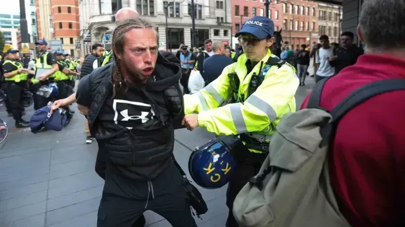 İngiltere’de devam eden şiddet olaylarında gözaltı sayısı 378’e yükseldi İngiltere’de devam eden şiddet olaylarında gözaltı sayısı 378’e yükseldi