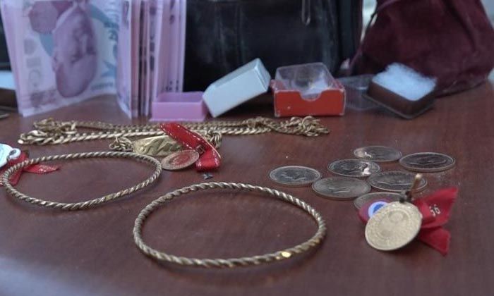 Enkazdan çıkarılan ziynet eşyaları kayda alınıp sahibi bekleniyor