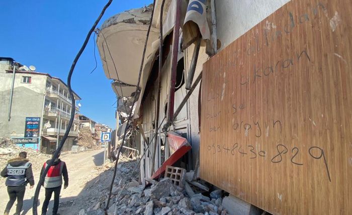 Enkaz kaldırma çalışması yapanlara yürekleri dağlayan mesaj