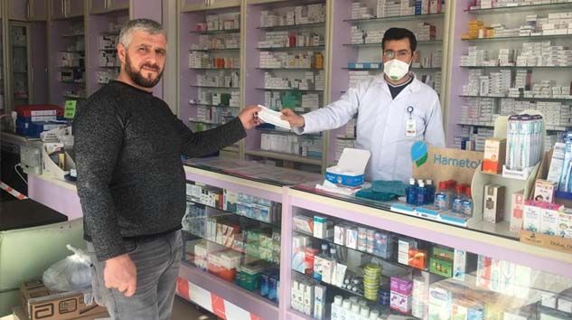 Eczanelerde ücretsiz maske dağıtımı başladı